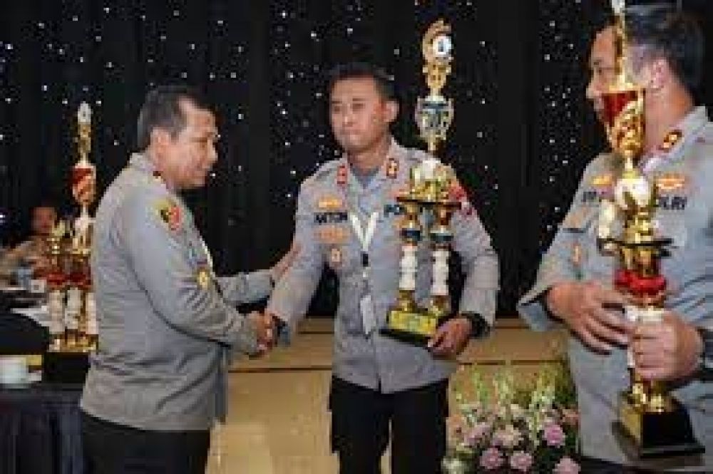 Kapolda Jatim Irjen Pol Dr. Toni Harmanto berikan reward anggota