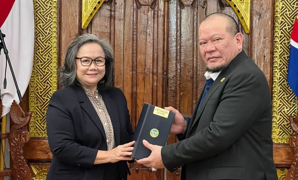 Ketua DPD RI AA LaNyalla Mahmud Mattalitti bersama Duta Besar Indonesia untuk Republik Ceko Kenssy Dwi Ekaningsih
