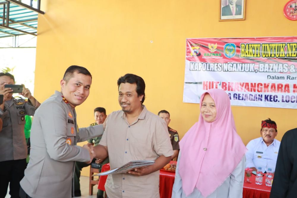 Kapolres Nganjuk AKBP Muhammad bersama para penerima bedah rumah