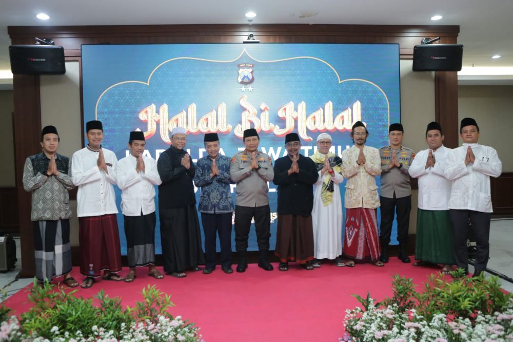 Kapolda Jatim Irjen Pol Dr. Toni Harmanto didampingi Wakapolda Jatim Brigjen Pol Akhmad Yusep Gunawan saat gelar halal bihalal