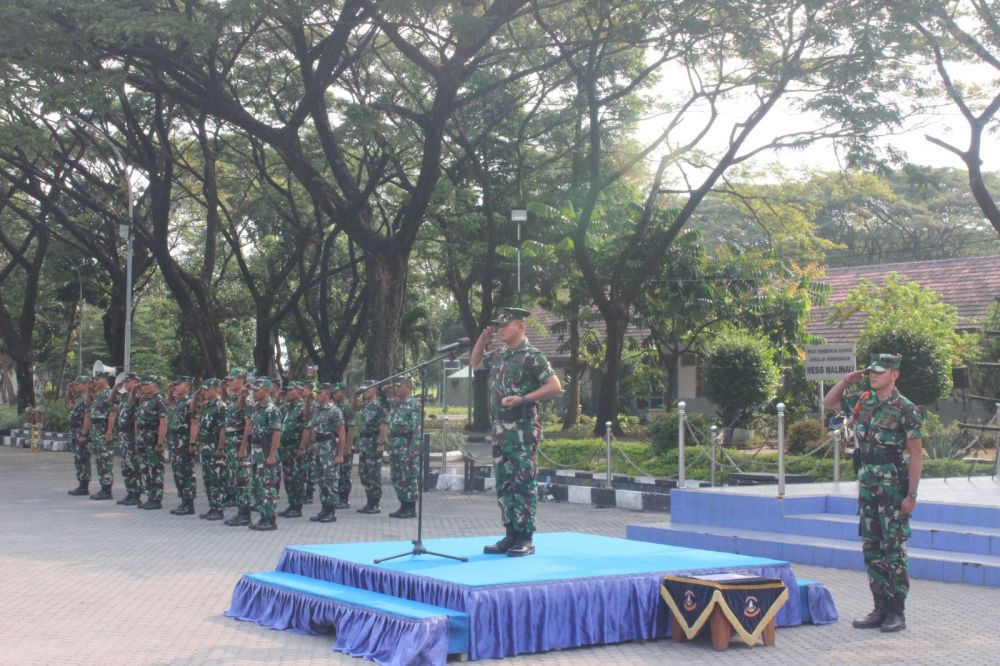 Danseba TNI AL Puslatdiksarmil Mayor Marinir Johan Haryanto pimpin upacara pengukuhan ketua senat
