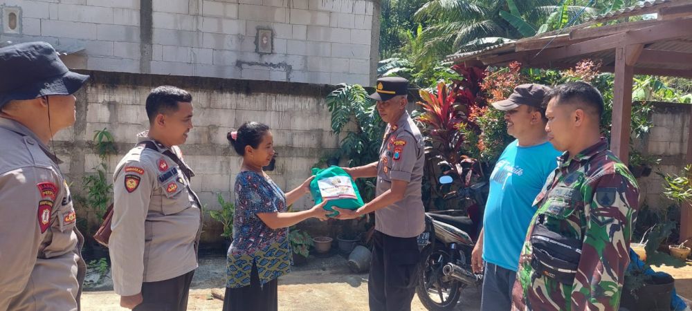 Polres Pacitan berikan bantuan sembako ke warga terdampak puting beliung