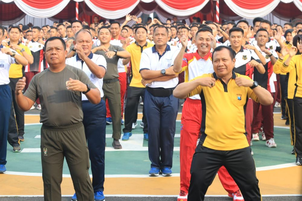 Kapolda Jatim Irjen Pol Dr. Toni Harmanto bersama Pangdam V Brawijaya Mayjen TNI Farid Makruf saat berolahraga