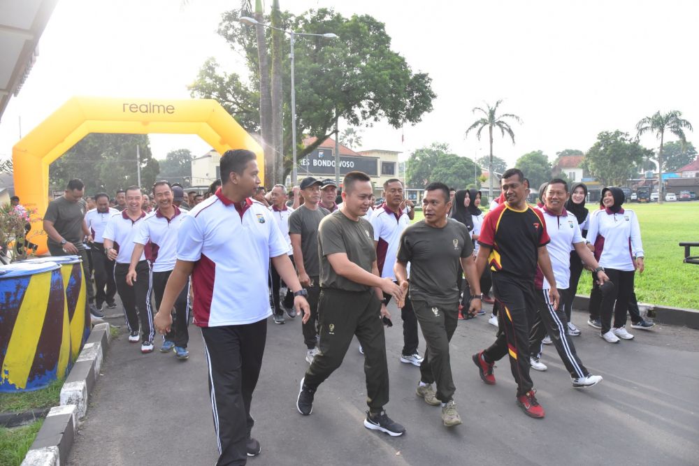 Polres Bondowoso bersama Yonif 514 Raider olahraga bersama