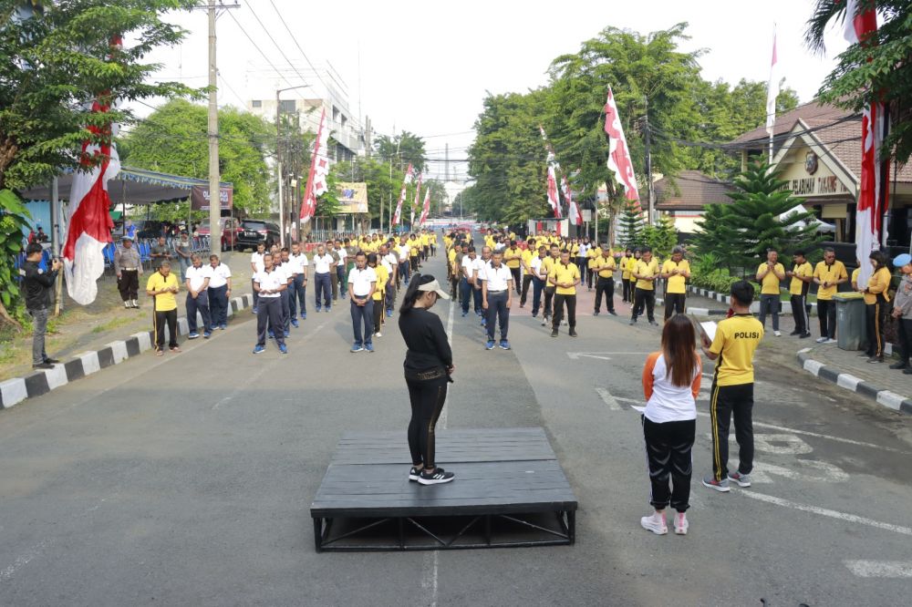 Polres Pelabuhan Tanjung Perak gelar olahraga bersama TNI di HUT Bhayangkara ke-77