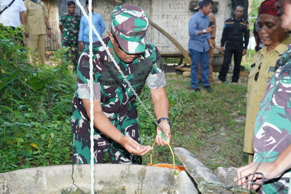Danrem 084/BJ Brigjen TNI Terry Tresna Purnama saat cek air sumur