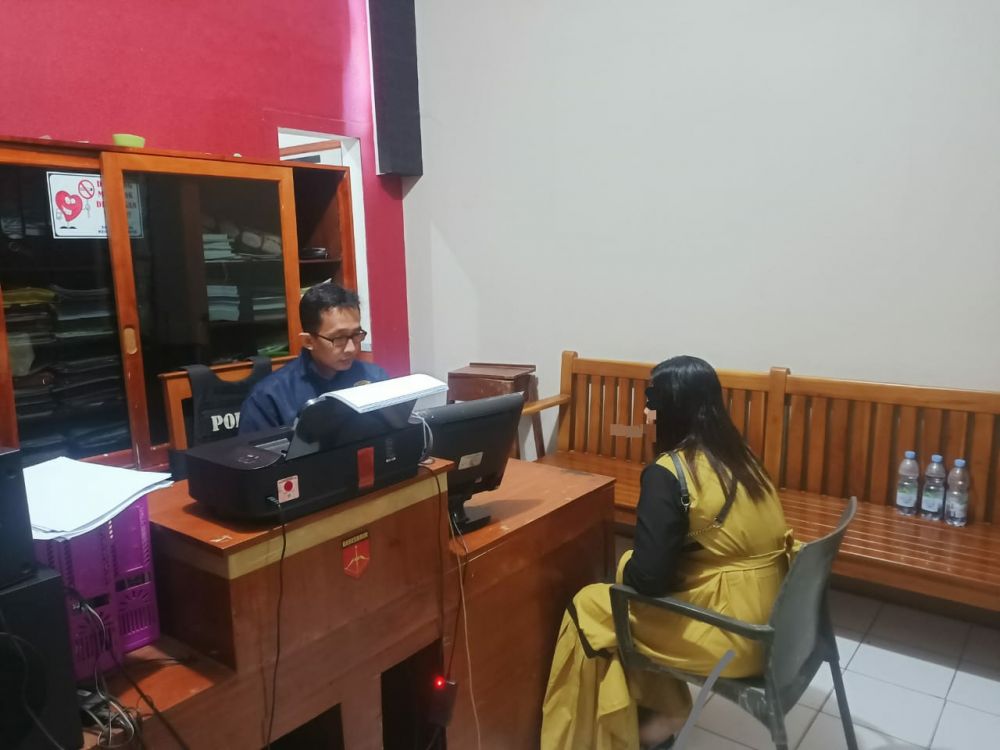 Tersangka diamankan Polisi beserta barang buktinya