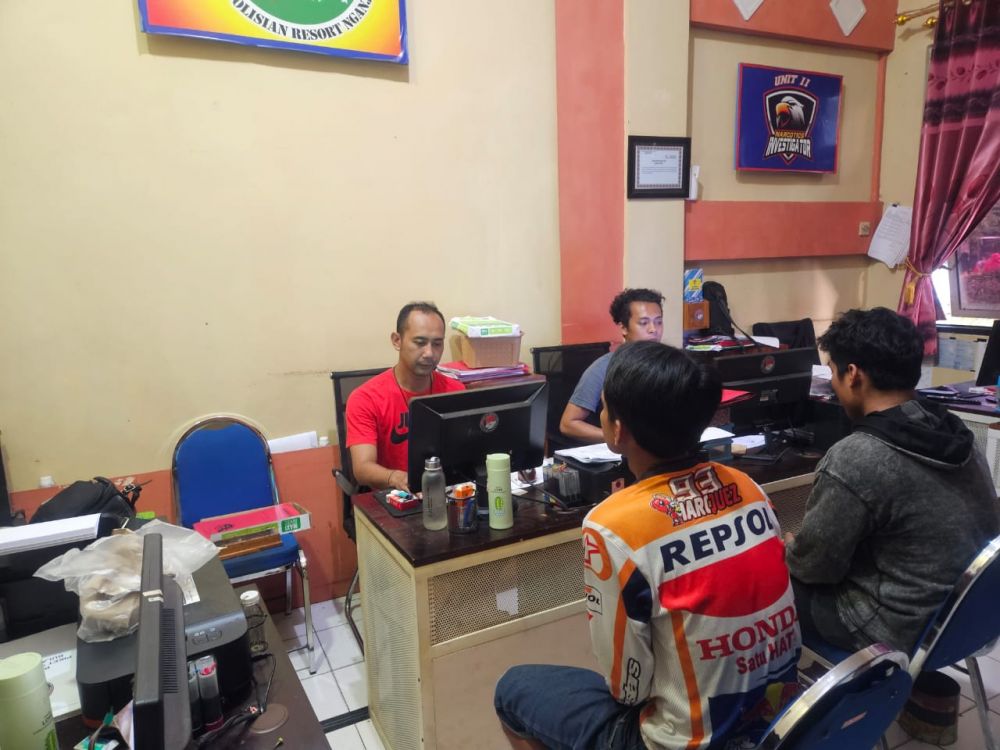 Polisi tangkap pengedar pil koplo beserta barang buktinya