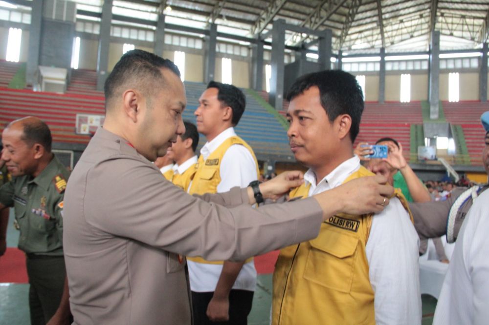 Kapolres Kediri Kota AKBP Teddy Chandra saat kukuhkan Polisi RW