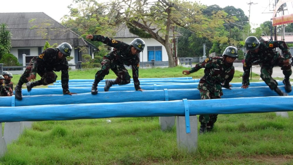 Siswa Dikmaba dan Dikmata Satdik 1 latihan halang rintang