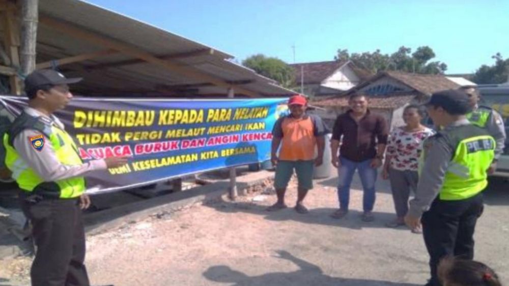 Polisi RW Polres Tuban sosialisasi terkait kondisi cuaca ke nelayan