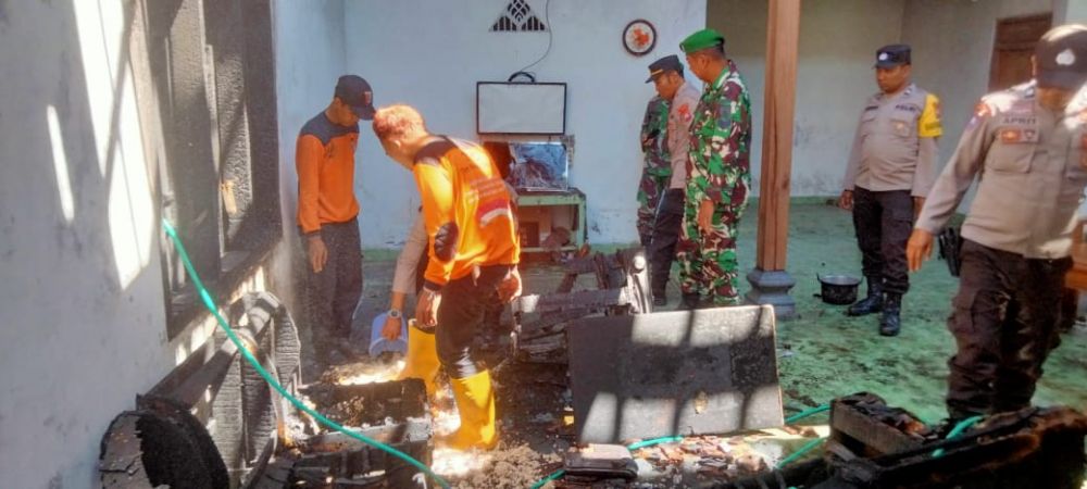 TNI-Polri bersama warga padamkan kebakaran rumah