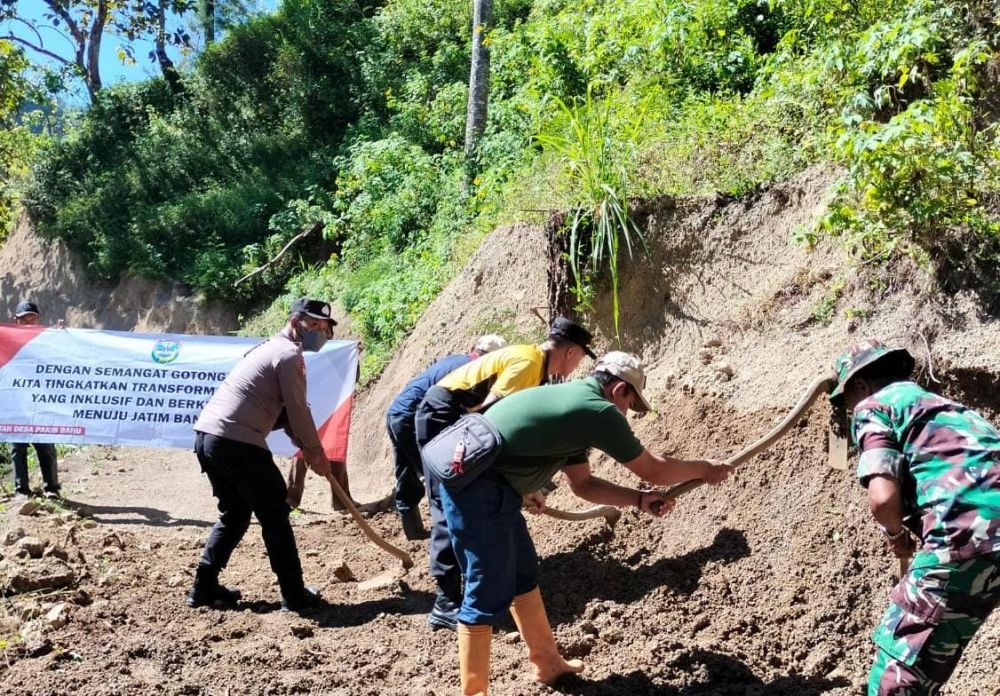 TNI-Polri bersama warga buka jalan baru