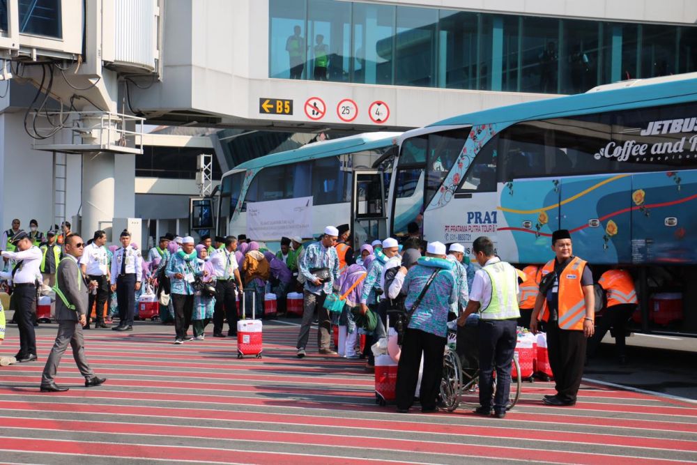 CJH kloter pertama berangkat dari Bandara Juanda Sidoarjo Jatim