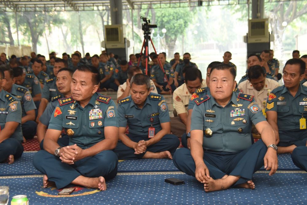 Dankodiklatal Letjen TNI Marinir Suhartono bersama Laksamana Pertama TNI Supardi saat kauseri agama