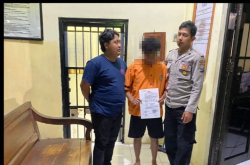 Tersangka diamankan Satresnarkoba Polres Bondowoso beserta barang buktinya