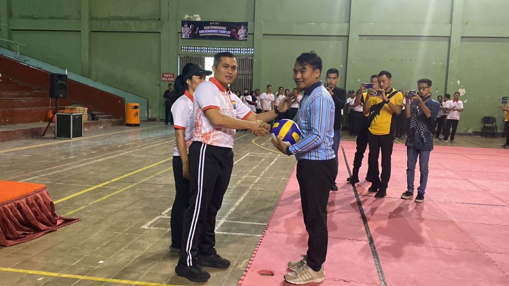 Kapolres Nganjuk AKBP Muhammad saat membuka turnamen bola voli