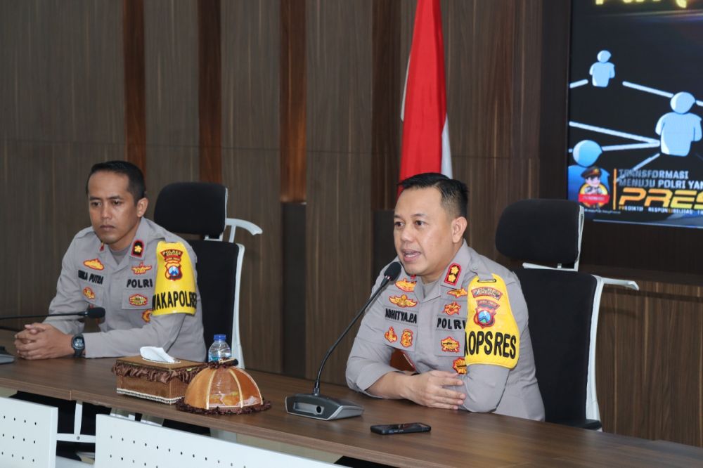 Kapolres Gresik AKBP Adhitya Panji Anom didampingi Wakapolres Kompol Erika Purwana Putra