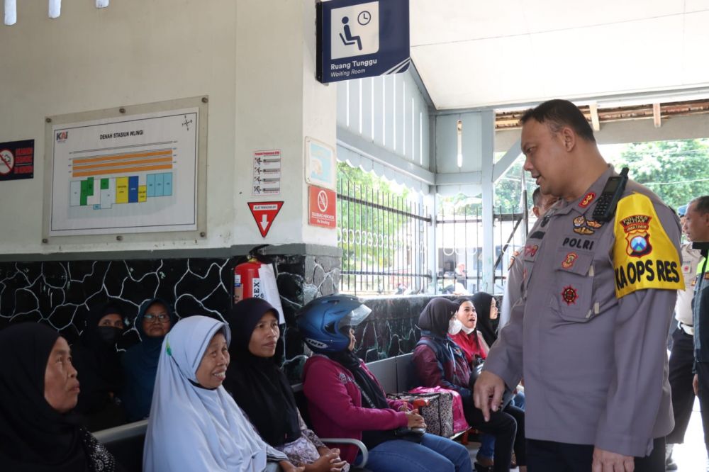 Kapolres Blitar AKBP AA Rangkuti saat berbincang dengan warga
