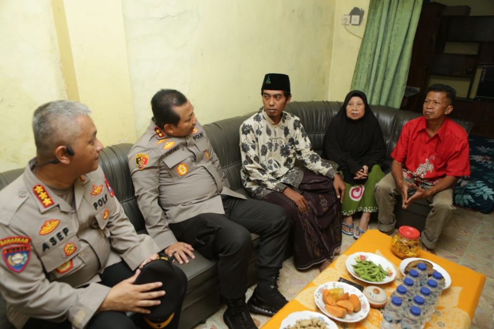 Kapolda Jatim Irjen Pol Dr. Toni Harmanto saat Jum'at Curhat
