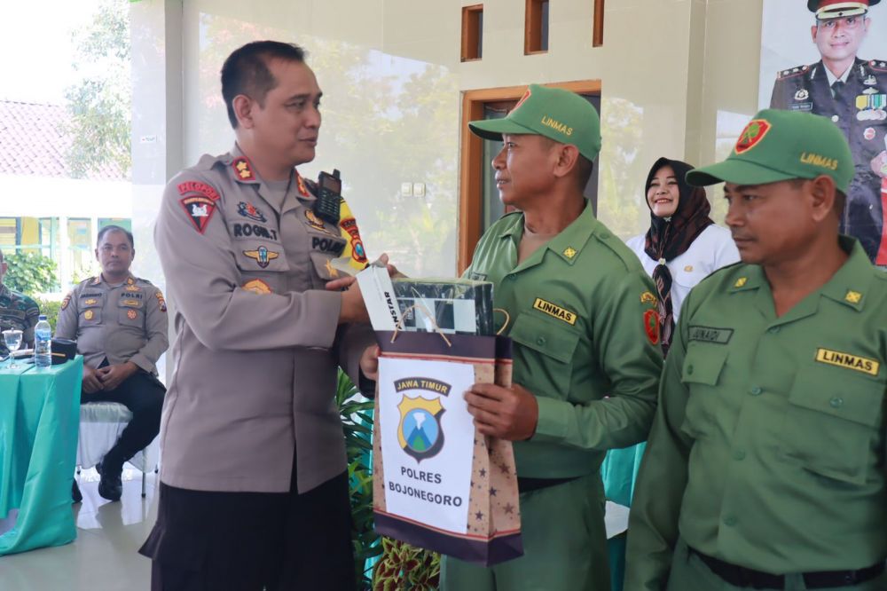 Kapolres Bojonegoro AKBP Rogib Triyanto saat berikan bingkisan