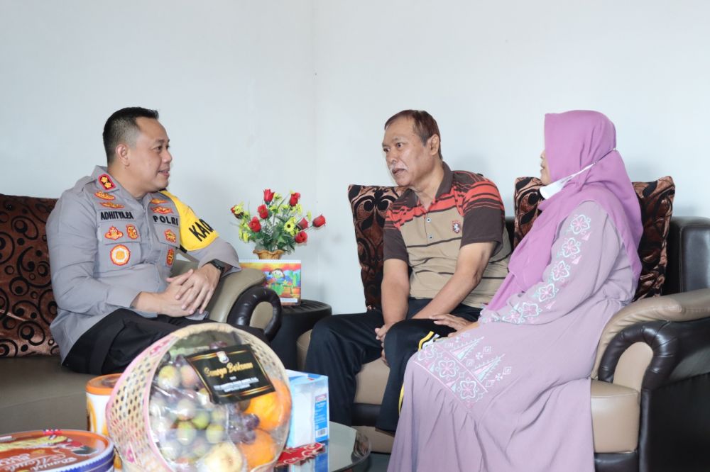 Kapolres Gresik Anjangsana ke Anggota yang Sakit