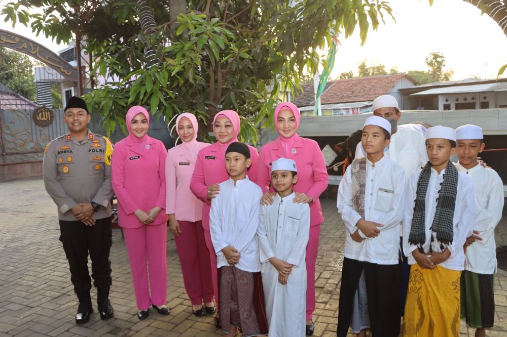 Ketua Bhayangkari Daerah Jatim Ny. Yesika didampingi Wakil Ketua Ny. Gita saat baksos ke Ponpes Raudlatul Jannah