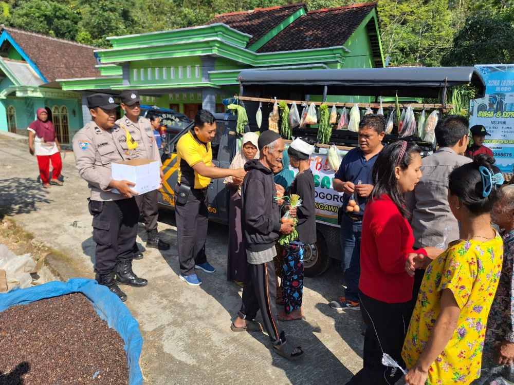 Polsek Jogorogo Ngawi berbagi sayuran dan lauk gratis
