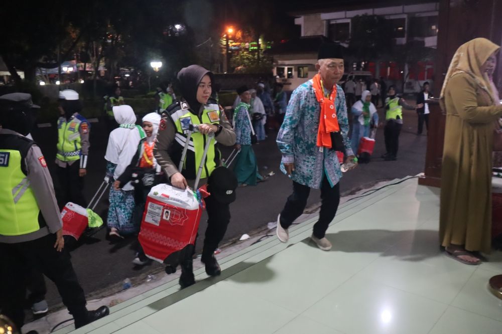 Polwan Polres Bojonegoro bantu CJH 