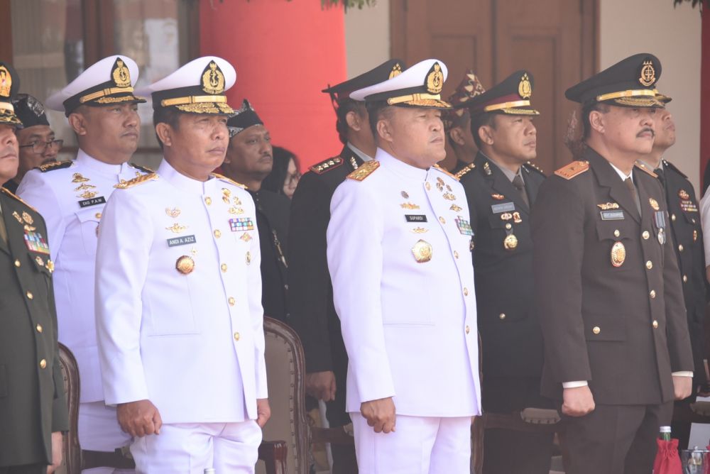 Wadan Kodiklatal Laksma TNI Supardi ikuti upacara hari lahir Pancasila di gedung negara Grahadi Surabaya