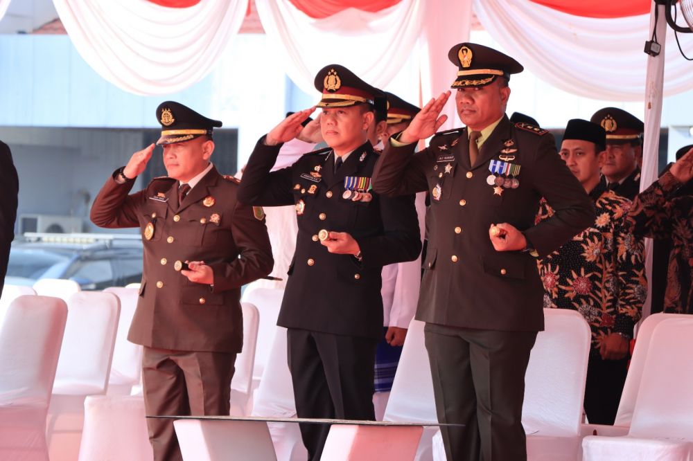 Kapolres Gresik AKBP Adhitya Panji Anom saat ikuti upacara hari lahir Pancasila