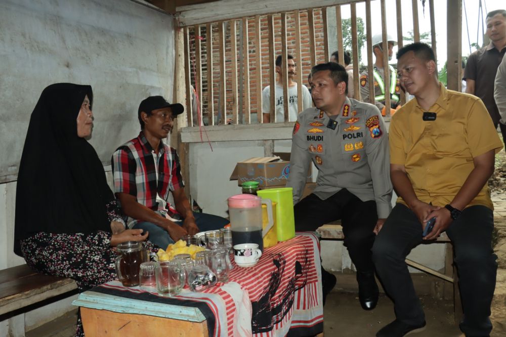 Kapolresta Malang Kota Kombespol Budi Hermanto saat kunjungi rumah keluarga yang akan dibedah 