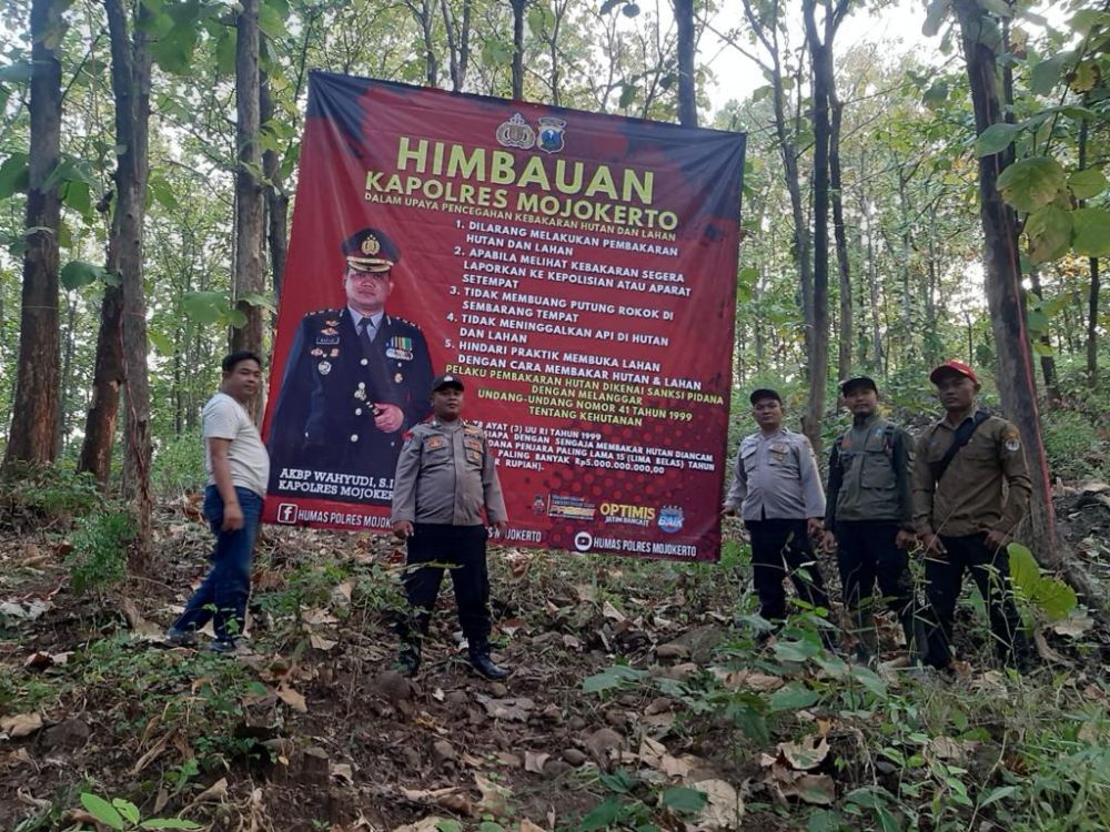 Polres Mojokerto pasang banner himbauan karhutla
