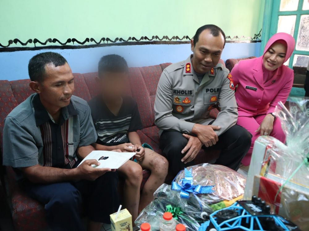 Kapolres Malang AKBP Putu Kholis Aryana didampingi ketua Bhayangkari cabang Polres Malang Ny. Ujik Putu Kholis