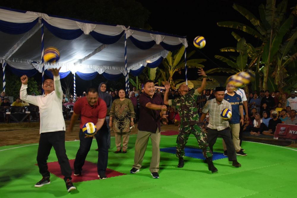 Wadan Kodiklatal Laksma TNI Supardi saat buka turnamen bola voli Supardi Cup