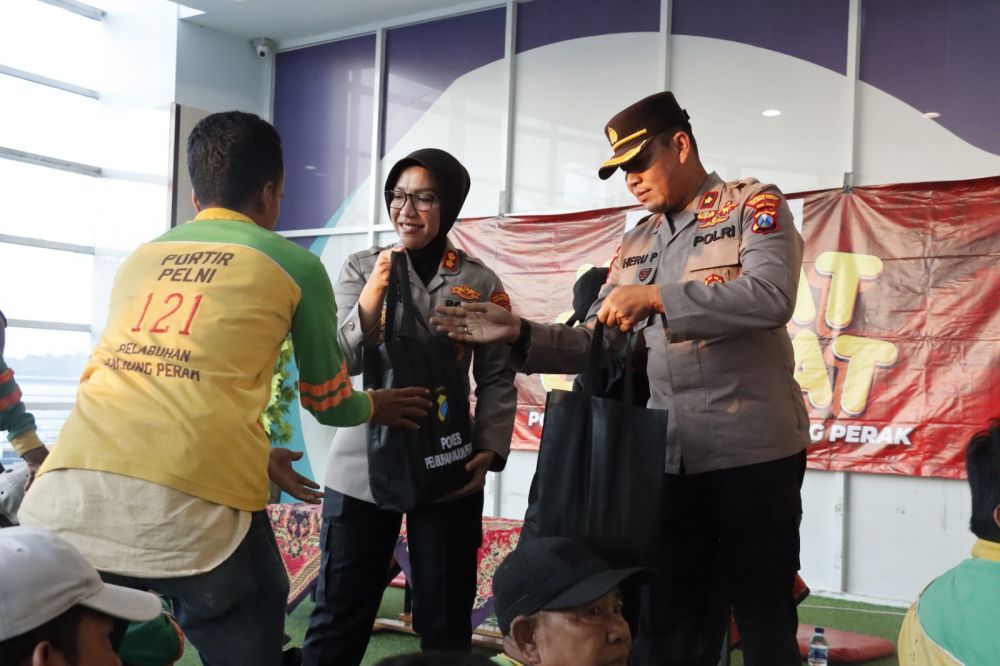Kapolres Pelabuhan Tanjung Perak Surabaya AKBP Herlina saat berbagi sembako ke Portir