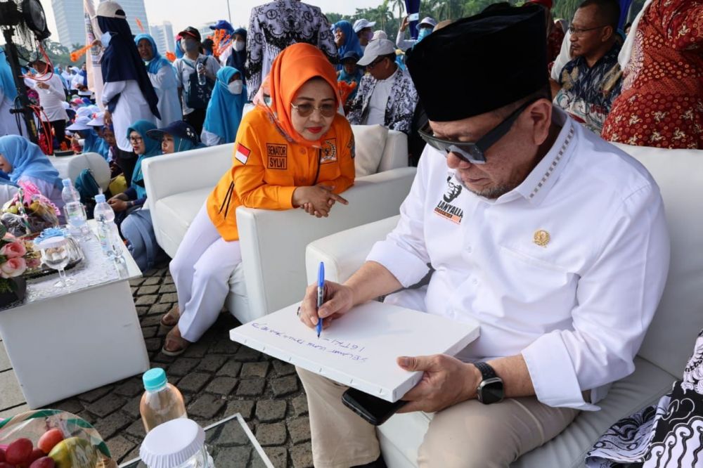 Ketua DPD RI AA LaNyalla Mahmud Mattalitti bersama guru se-Indonesia