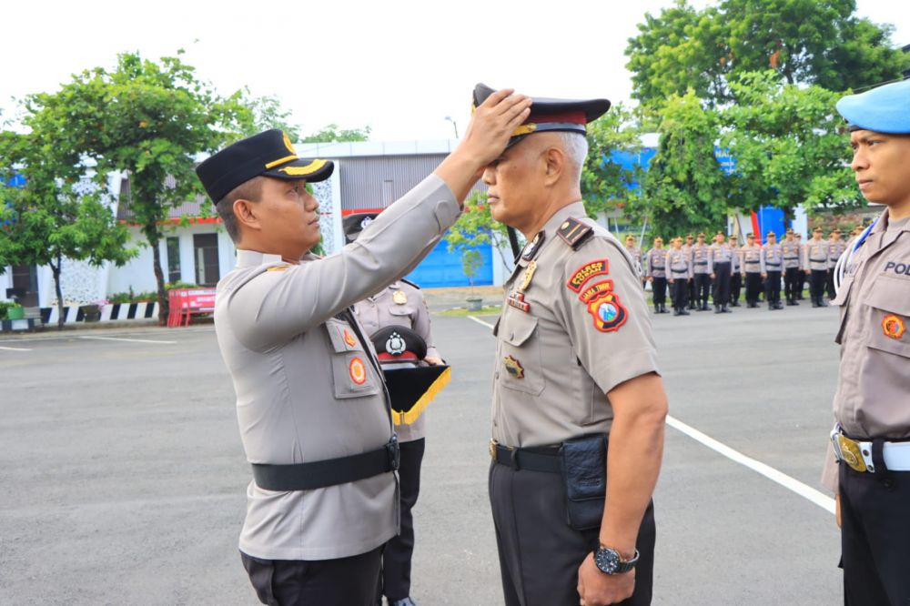 Kapolres Tuban Beri Anggota Penghargaan Pangkat Pengabdian