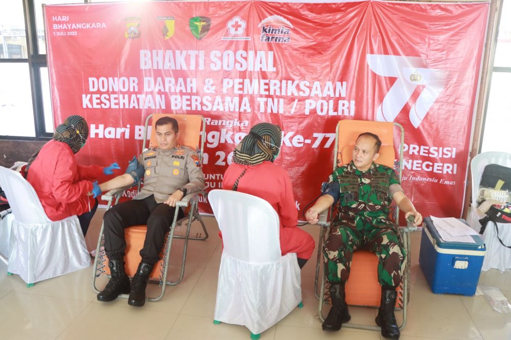 Kapolres Nganjuk AKBP Muhammad saat ikuti donor darah