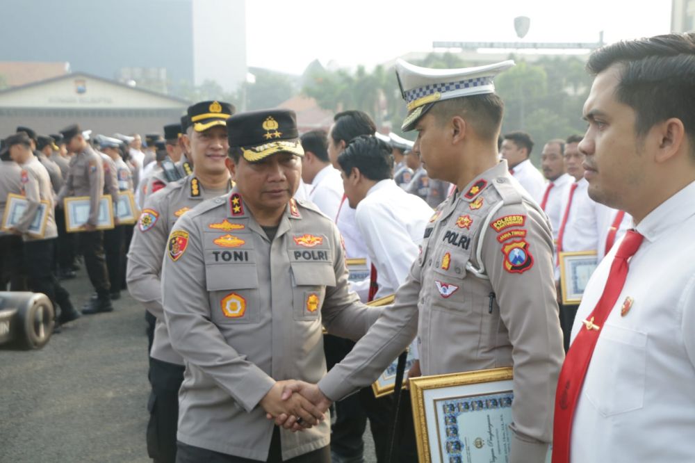 Kapolda Jatim Irjen Pol Dr. Toni Harmanto saat memberikan selamat anggota berprestasi
