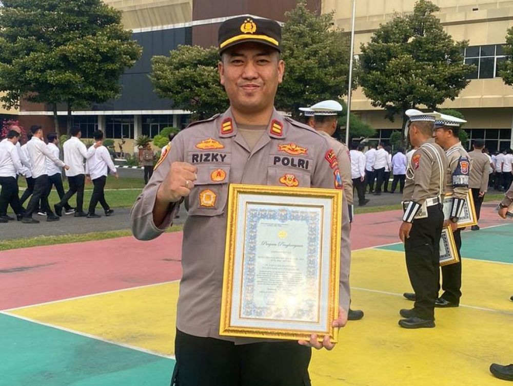 Kapolsek Banyuates Iptu Rizky Akbar terima penghargaan dari Kapolda Jatim Irjen Pol Dr. Toni Harmanto