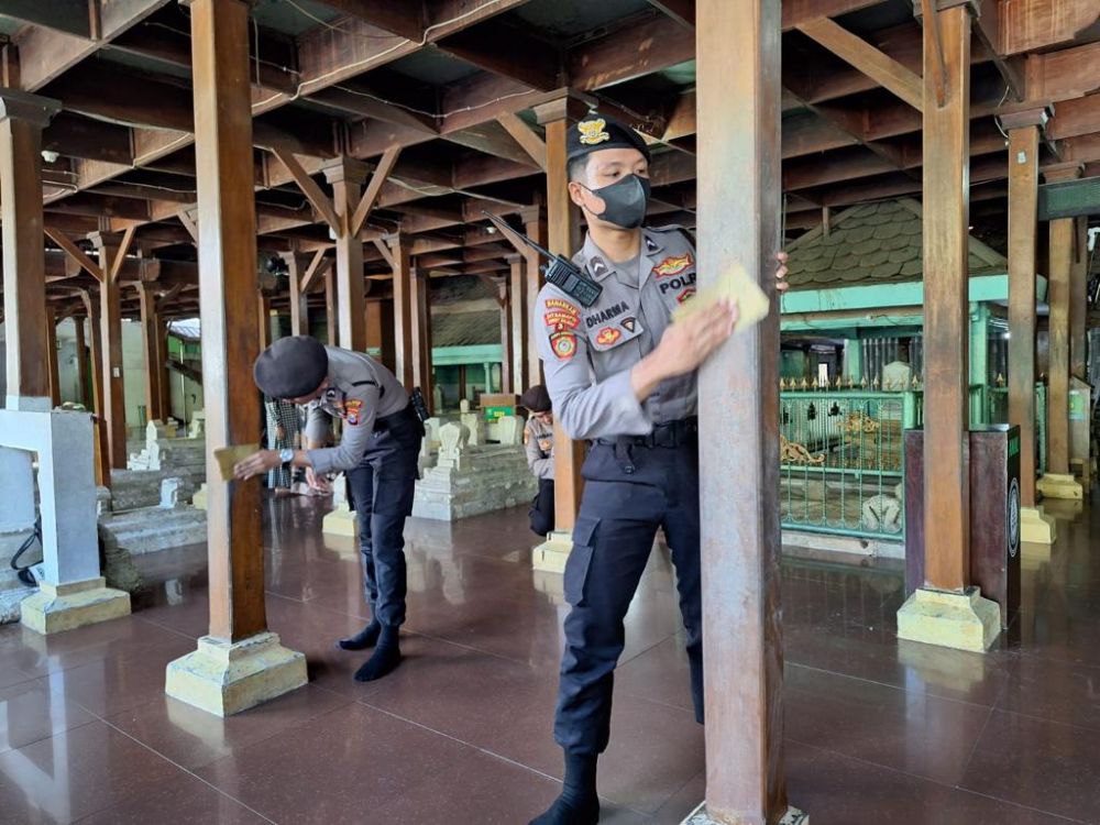 Satsamapta Polres Gresik baksos di makam sunan Giri Gresik