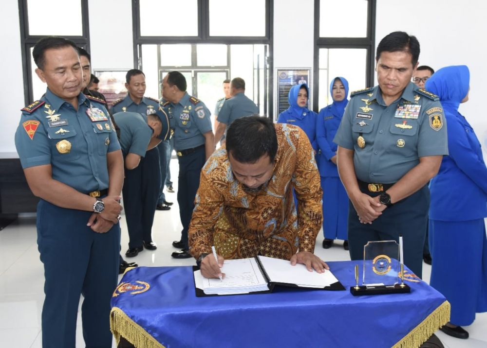 Dankodiklatal Letjen TNI Marinir Suhartono dampingi KASAL Laksamana TNI Muhammad Ali
