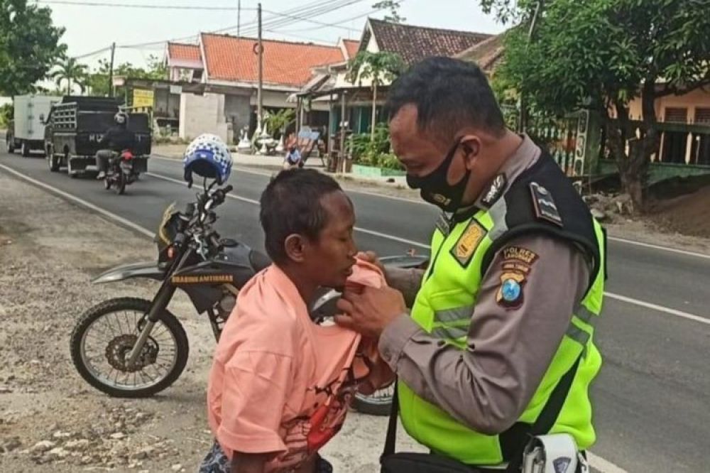 Aipda Purnomo peduli dan rawat ODGJ di jalanan