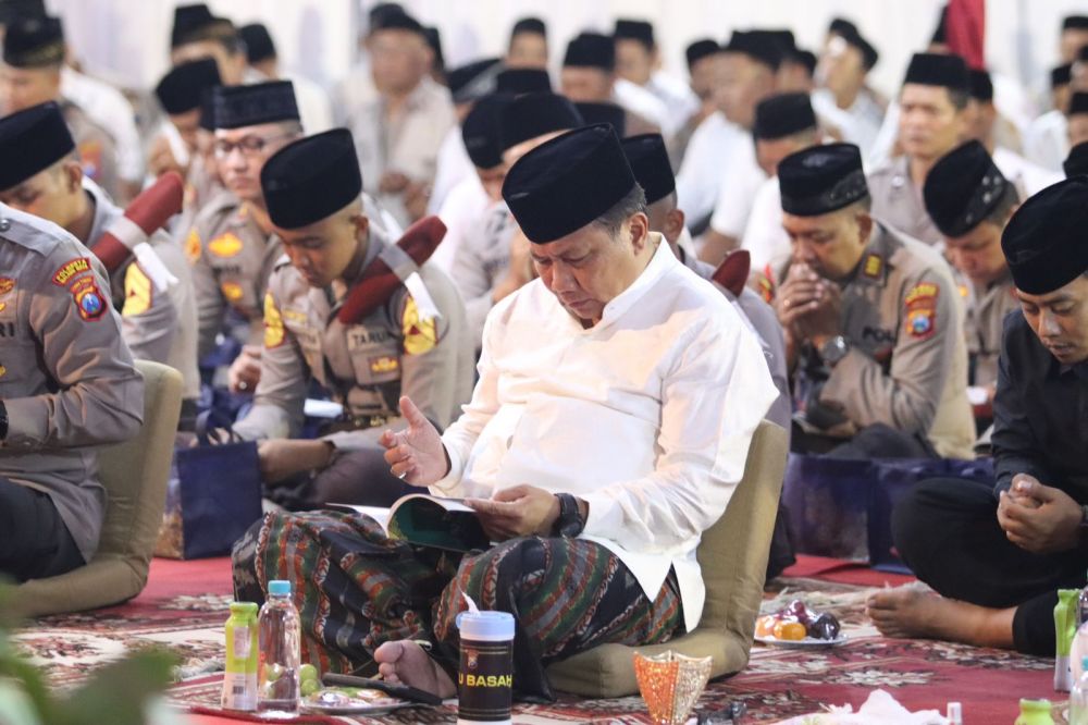 Kapolda Jatim Irjen Pol Dr. Toni Harmanto ikuti majelis sholawat di HUT Bhayangkara ke-77