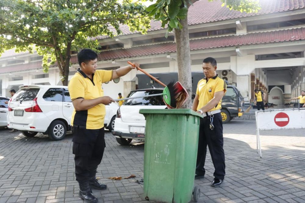 Polres Tanjung Perak Peduli Lingkungan, Baksos di Kawasan Makam Sunan Ampel