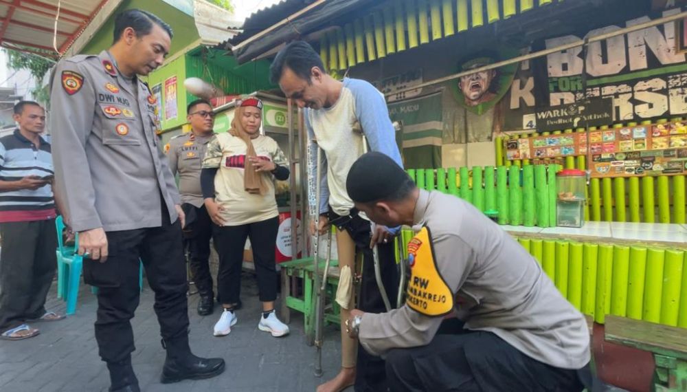 Polisi RW Polrestabes Surabaya Beri Bantuan Kaki Palsu ke Penjual Kopi