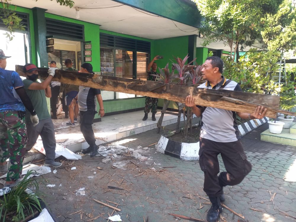 Perbaiki Mako Koramil Tanggulangin, TNI Polri Kompak Gotong Royong