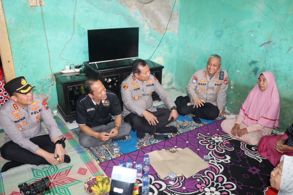 Kapolda Jatim Irjen Pol Dr. Toni Harmanto sambang warga di Gresik