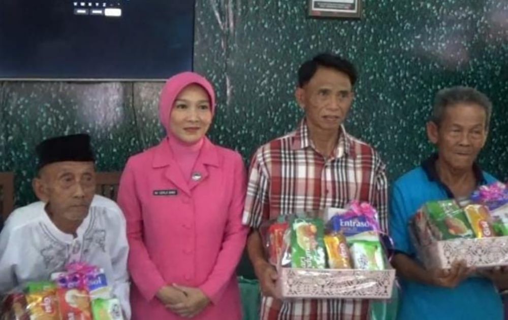 Ketua Bhayangkari Polres Bondowoso Ny. Serla Bimo sambang panti jompo